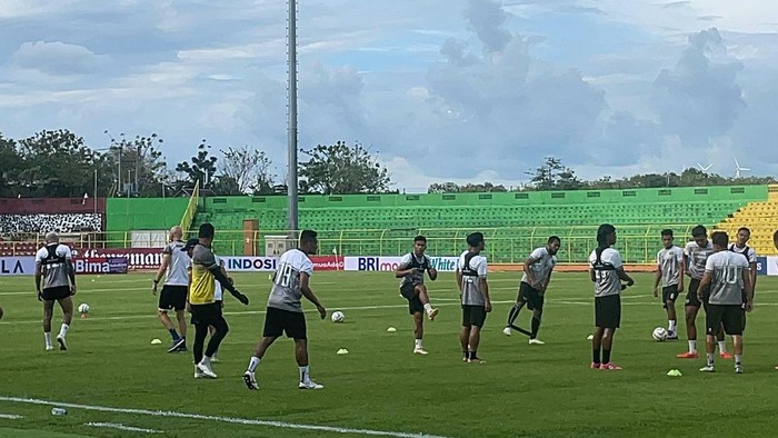 Pemain Dewa United menggelar latihan di Stadion Gelora BJ Habibie, Parepare jelang melawan PSM Makassar pada pekan kedua Liga 1 2023/2024.