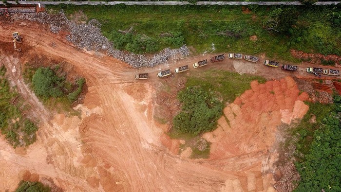 Foto udara pengerjaan pembangunan stadion di Muaro Jambi, Jambi, Jumat (7/7/2023). Pembangunan stadion yang menggunakan dana APBD Provinsi Jambi senilai Rp411 miliar lebih itu ditargertkan rampung pada akhir 2024. ANTARA FOTO/Wahdi Septiawan/foc.