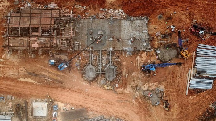 Foto udara pengerjaan pembangunan stadion di Muaro Jambi, Jambi, Jumat (7/7/2023). Pembangunan stadion yang menggunakan dana APBD Provinsi Jambi senilai Rp411 miliar lebih itu ditargertkan rampung pada akhir 2024. ANTARA FOTO/Wahdi Septiawan/foc.