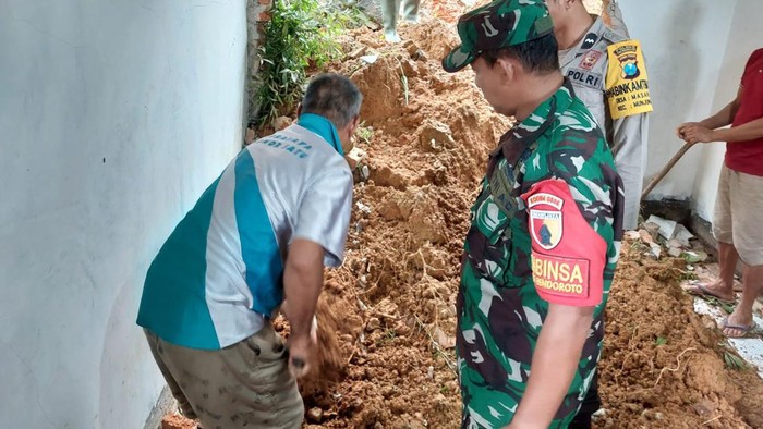 Pembersihan material rumah di Trenggalek yang diterjang longsor