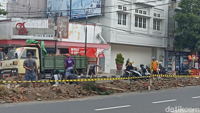 Pembongkaran median Jalan Merdeka Kota Blitar
