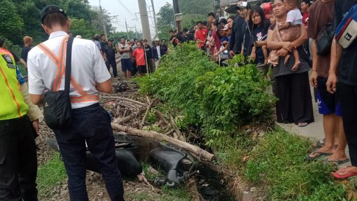 Pemotor tertabrak KRL di Bekasi (dok Polres Metro Bekasi)
