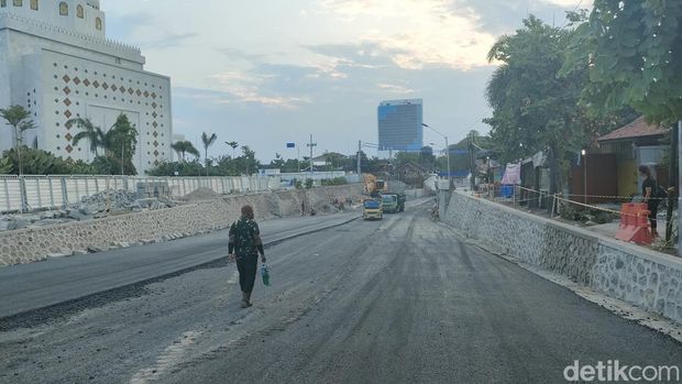 Pengaspalan dilakukan di Viaduk Gilingan sebelum dibuka Sabtu (8/7) malam. Foto diambil Jumat (7/7/2023) sore.
