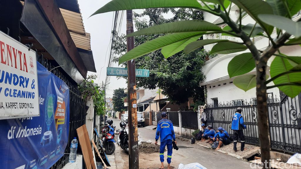 Pengerjaan penutupan got tercemar limbah sapi di Cikoko, Pancoran, Jaksel, 7 Juli 2023. (Annisa Aulia R/detikcom)