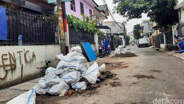 Pengerjaan penutupan got tercemar limbah sapi di Cikoko, Pancoran, Jaksel, 7 Juli 2023. (Annisa Aulia R/detikcom)
