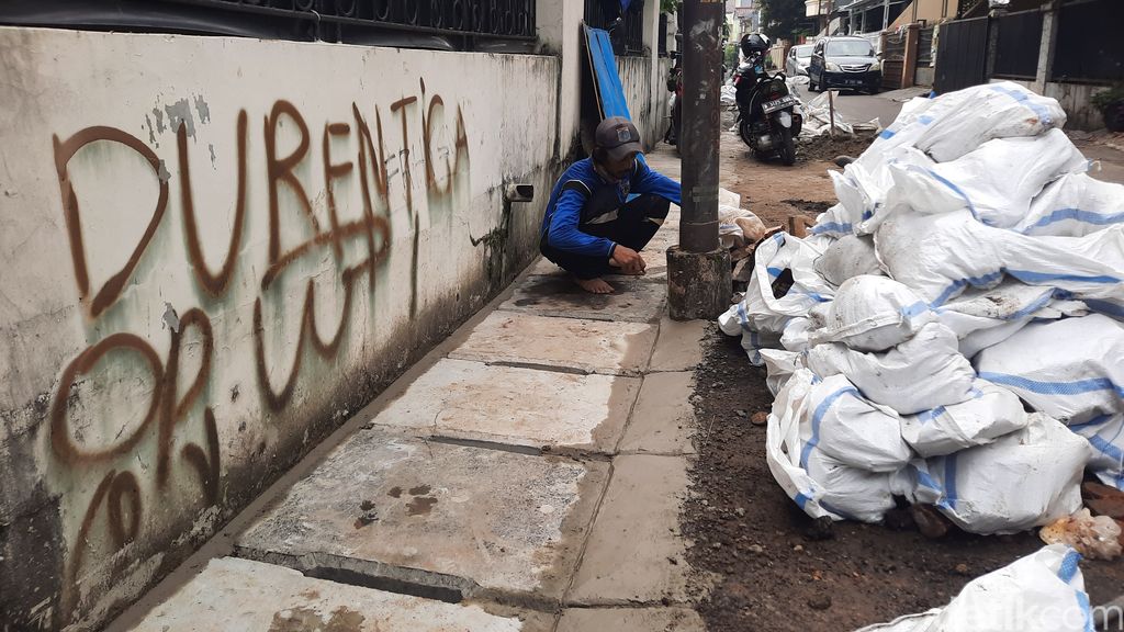 Pengerjaan penutupan got tercemar limbah sapi di Cikoko, Pancoran, Jaksel, 7 Juli 2023. (Annisa Aulia R/detikcom)