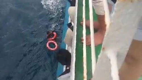 Seorang penumpang KMP Gading Nusantara nekat loncat ke laut karena kapal tak kunjung bersandar ke Pelabuhan Padangbai, Karangasem, Bali, karena cuaca buruk, Jumat (7/7/2023).