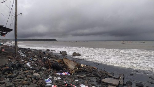 Perahu-perahu nelayan di Pantai Pebuahan, Kecamatan Negara, Kabupaten Jembrana, Bali,  tenggelam diterjang gelombang tinggi, Jumat (7/7/2023). (Foto: Istimewa)