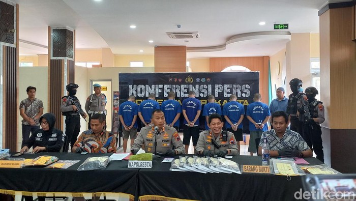 Pers release kasus pengeroyokan suporter di Mapolresta Solo, Jumat (7/7/2023).