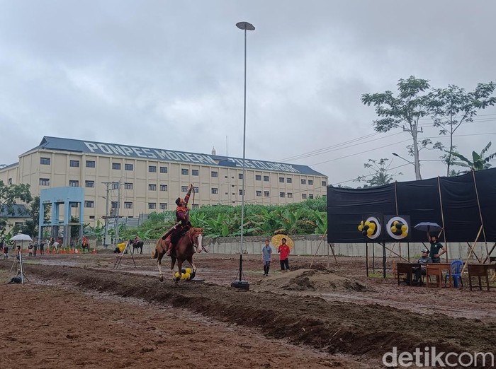 Peserta Grand Prix 2023 Memanah dan Berkuda beraksi di Cilongok, Banyumas, Jumat (7/7/2023).