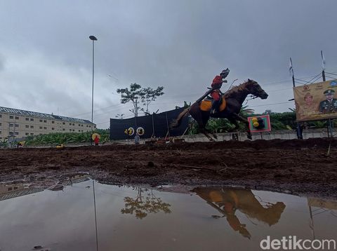 Peserta Grand Prix 2023 Memanah dan Berkuda beraksi di Cilongok, Banyumas, Jumat (7/7/2023).