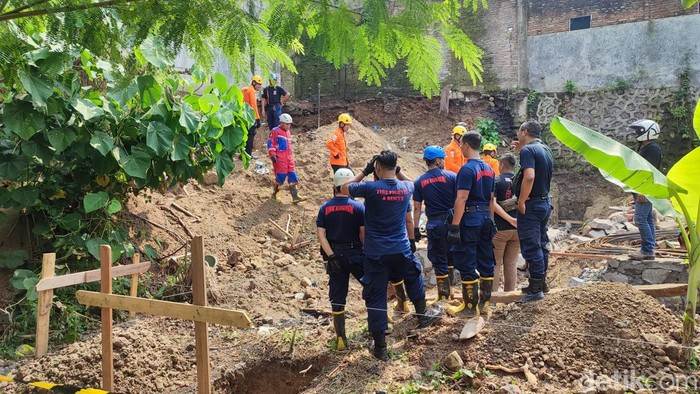 Petugas gabungan tengah berusaha mengevakuasi korban longsor di kompleks ruko Jalan Gatot Subroto, Ngaliyan, Semarang, Jumat (7/7/2023).