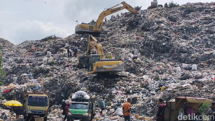 Penampakan gunung sampah di TPA Sukawintan Palembang.