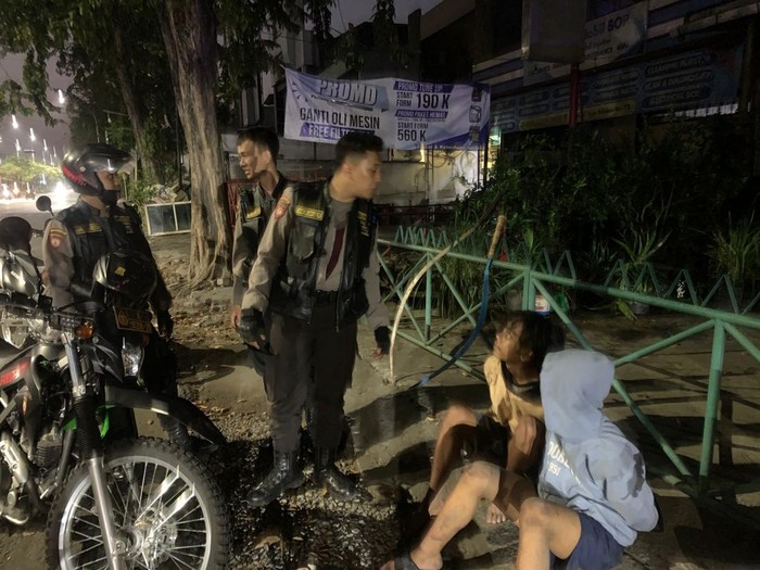 Polisi mengamankan gangster yang tawuran di Surabaya