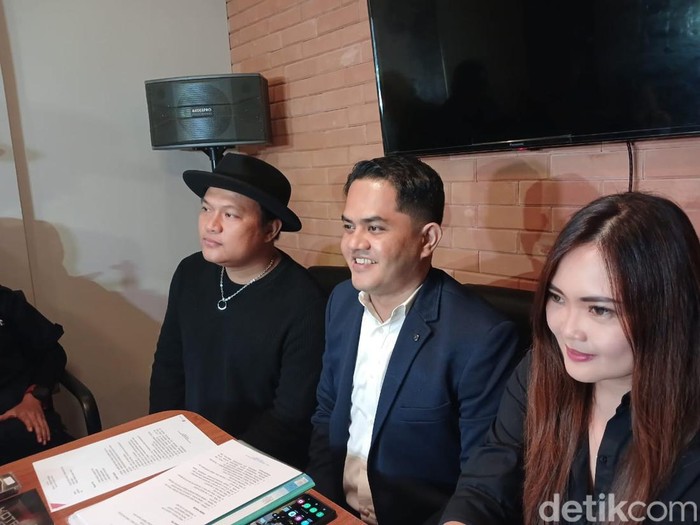 Posan Tobing dan Julia Angelia atau Pare eks personel Band Kotak
