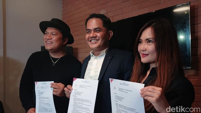 Posan Tobing dan Julia Angelia atau Pare eks personel Band Kotak