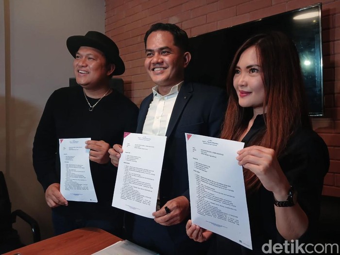 Posan Tobing dan Julia Angelia atau Pare eks personel Band Kotak