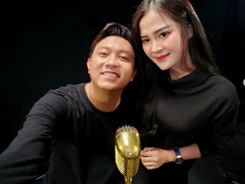 Denny Caknan akan menikah dengan Bella Bonita hari ini, Jumat (7/7/2023). Berikut ini potret kebersamaan Denny Caknan dan Bella Bonita.