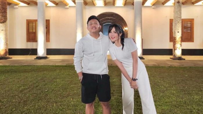 Denny Caknan akan menikah dengan Bella Bonita hari ini, Jumat (7/7/2023). Berikut ini potret kebersamaan Denny Caknan dan Bella Bonita.