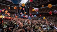 Penonton begitu antusias menyaksikan aksi panggung Chris Martin cs. Coldplay juga direncanakan akan menggelar konser di Jakarta pada 15 November 2023.
