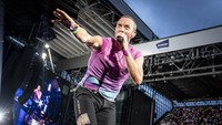 Vokalis Coldplay, Chris Martin tampil di Stadion Parken di Kopenhagen, Denmark, Rabu (5/7/2023). Sebelumnya, grup band asal Inggris ini telah konser di Swiss dan sejumlah negara.