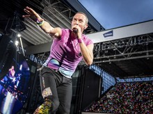 Chris Martin Ajak Penggemar Coldplay Sending Love ke Keluarga Charlie Kirk