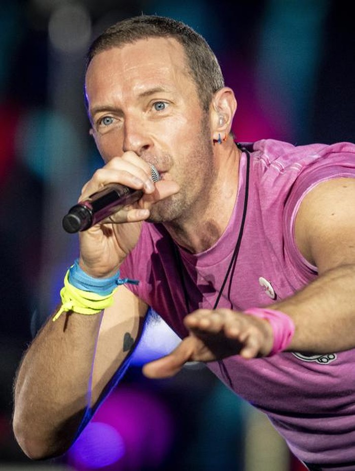 Potret Keseruan Konser Coldplay di Denmark British singer Chris Martin of British band Coldplay performs at Parken Stadium in Copenhagen, Denmark, Wednesday July 5, 2023. The concert is part of the Music of the Spheres World Tour. (Mads Claus Rasmussen/Ritzau Scanpix via AP)