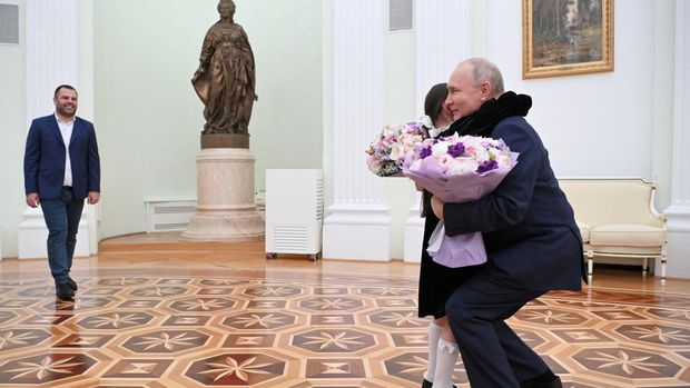 Presiden Rusia Vladimir Putin bertemu dengan Raisat Aipova, seorang gadis berusia 8 tahun dari Derbent, yang gagal menemui kepala negara selama perjalanan kerjanya ke Republik Dagestan, di mana dia juga berbicara dengan penduduk setempat, di Kremlin di Moskow , Rusia 4 Juli 2023. (Sputnik/Alexander Kazakov/Kremlin via REUTERS)