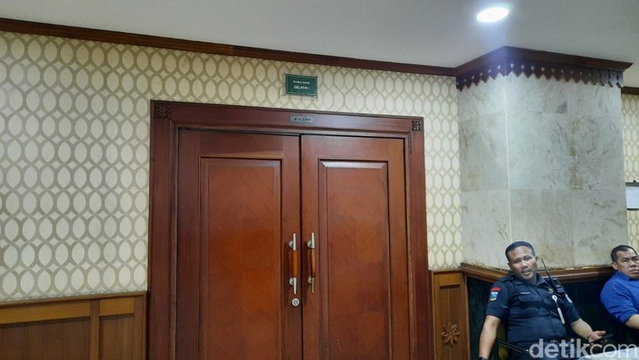 Rapat yang dipimpin Walkot Jaksel Munjirin membahas pencemaran lingkungan oleh limbah kotoran sapi di Pancoran, digelar tertutup, 7 Juli 2023. (Annisa Aulia Rahim/detikcom)