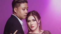 Rey Utami dan suaminya, Pablo Benua, sebelumnya terkenal karena kisah cinta mereka. Diketahui keduanya menikah setelah hanya kenal satu minggu lewat aplikasi kencan. Foto: Instagram reyutami
