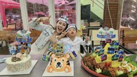 Kalau ini potret Rey Utami berbahagia merayakan ulang tahun anaknya. Ada tumpeng dan beberapa cake yang menyemarakkan suasana. Foto: Instagram reyutami