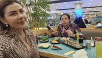 Makan bareng berdua sang suami, Rey Utami pilih santap sushi. Ada sushi roll dan sashimi di meja mereka. Foto: Instagram reyutami