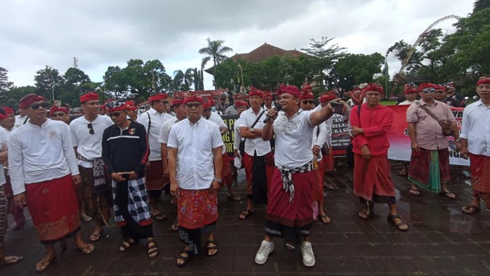 Ribuan warga Bugbug, Kecamatan/Kabupaten Karangasem saat melakukan klarifikasi atas demo sebelumya di Kantor DPRD Kabupaten Karangasem, Jumat (7/7/2023).