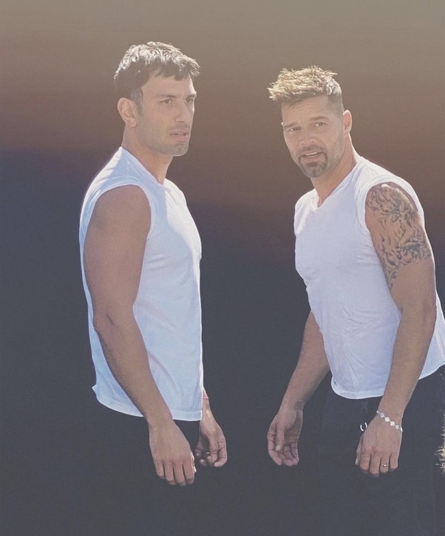 Ricky Martin mengumumkan perceraiannya dengan Jwan Yosef setelah enam tahun menikah. Selama pernikahannya itu, Ricky Martin tidak segan memamerkan kemesraan hubungan sesama jenisnya. Foto: Dok. Instagram/@ricky_martin