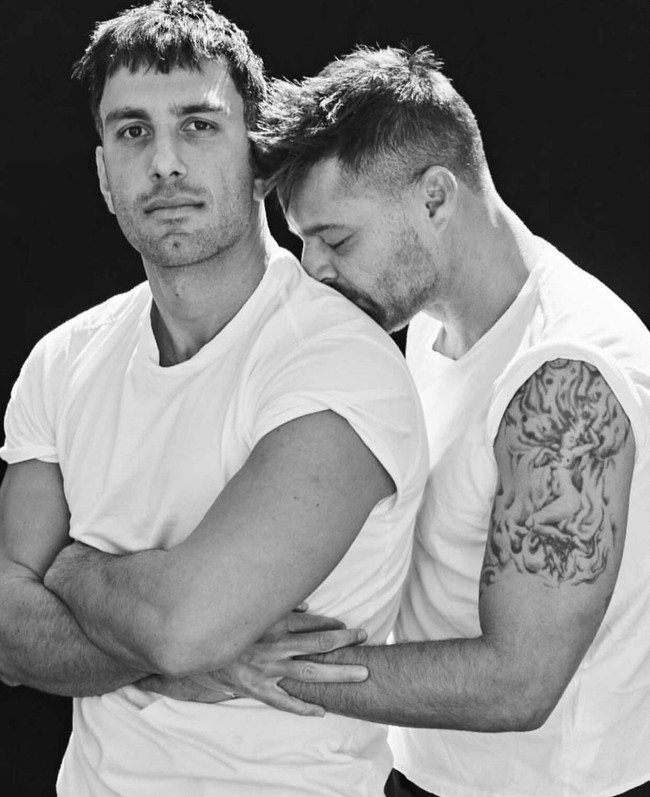 Inilah potret kenangan Ricky Martin dan mantan suaminya yang seorang seniman. Ricky Martin mengabadikan postingan ini untuk mengucapkan Hari Ayah ke pasangannya. Foto: Dok. Instagram/@ricky_martin