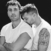 Inilah potret kenangan Ricky Martin dan mantan suaminya yang seorang seniman. Ricky Martin mengabadikan postingan ini untuk mengucapkan Hari Ayah ke pasangannya. Foto: Dok. Instagram/@ricky_martin