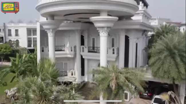 Sebuah rumah mewah menjadi tempat singgah Putri Ariani di Jakarta selama mempersiapkan diri jelang final Americas Got Talent 2023 pada Agustus mendatang. Rumah ini merupakan milik pengusaha Rudy Salim. (Foto: Maia Aleldul TV)