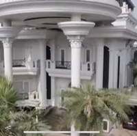 Sebuah rumah mewah menjadi tempat singgah Putri Ariani di Jakarta selama mempersiapkan diri jelang final Americas Got Talent 2023 pada Agustus mendatang. Rumah ini merupakan milik pengusaha Rudy Salim. (Foto: Maia Aleldul TV)