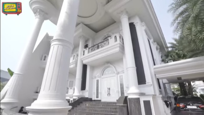 Rumah tersebut megah bak istana. Muncul di YouTube Maia Estianty, Putri mengatakan bahwa rumah tersebut merupakan milik Rudy Salim. Papi Rudy fasilitiasi biar aku fokus latihan, katanya. (Foto: Maia Aleldul TV)