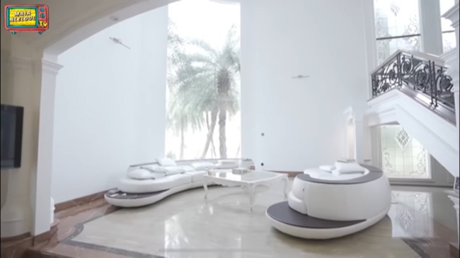 Warna putih mendominasi rumah yang arsitekturnya memadukan gaya klasik dan modern. Begitu pula interiornya. (Foto: Maia Aleldul TV)