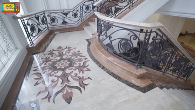 Lantai marmer bahkan hingga ke tangga membuat rumah tersebut semakin mewah. (Foto: Maia Aleldul TV)