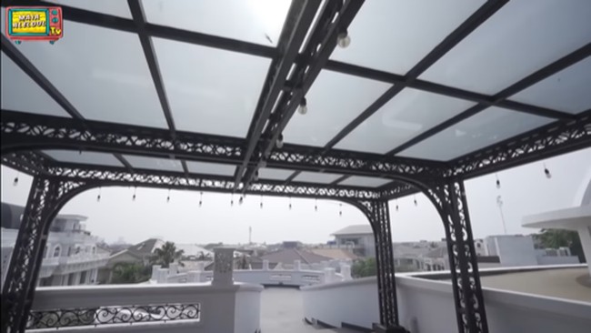 Inilah salah satu area favorit Putri di rumah tersebut, yakni rooftop. Di situ tempat aku berjemur, katanya. (Foto: Maia Aleldul TV)