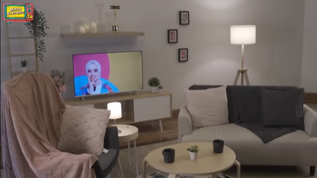 Putri juga mulai merintis program podcast yang dinamainya Tripod, kependekan dari Putri Podcast. Keseriusannya itu ia buktikan dengan mendedikasikan sebuah ruangan sebagai studio podcast. (Foto: Maia Aleldul TV)