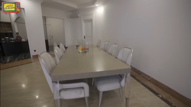 Putri tak perlu pusing lagi untuk menjamu orang-orang tercinta dan terdekatnya. Meja makannya kini memiliki bangku yang cukup banyak (Foto: Maia Aleldul TV)