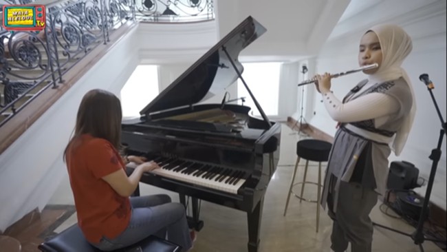 Di bawah tangga terdapat spot khusus untuk sebuah grand piano yang sebelumnya berada di rumah Rudy.  (Foto: Maia Aleldul TV)