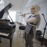 Di bawah tangga terdapat spot khusus untuk sebuah grand piano yang sebelumnya berada di rumah Rudy.  (Foto: Maia Aleldul TV)