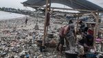 Sampah Kotori Pantai Teluk Labuan Banten