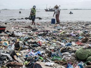 Reaksi Menparekraf soal Pantai Teluk Labuan yang Jadi Lautan Sampah