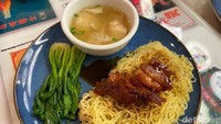 Coba pesan HK Cha-Siu Wonton Noodle (Rp 52.000). Menu ini disajikan dengan potongan bebek panggang di atasnya. Foto: detikFood