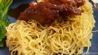 Tampil menggugah selera dengan tambahan dua buah pangsit (wonton) isi ayam udang dan kuah kaldu terpisah.  Foto: detikFood
